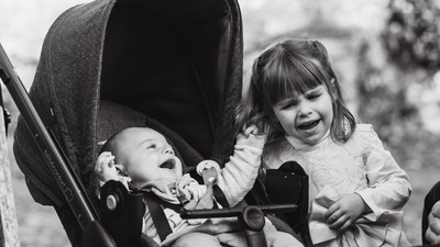 Enfants qui se chamaillent pendant le mariage